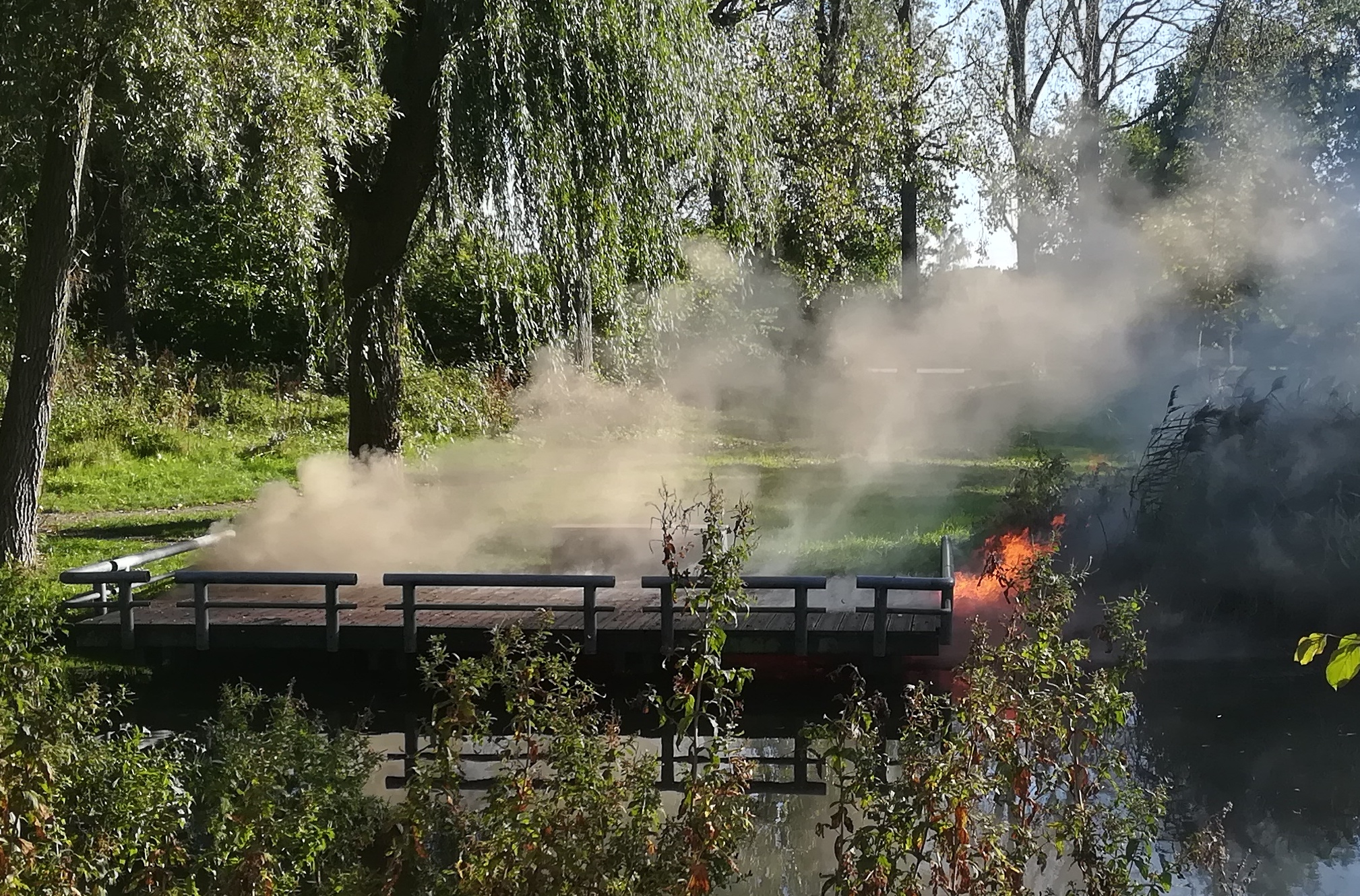 2023 wk 43 VINKENTOUW art 3 Vissteiger Diamantpark gaat in vlammen op FOTO 1